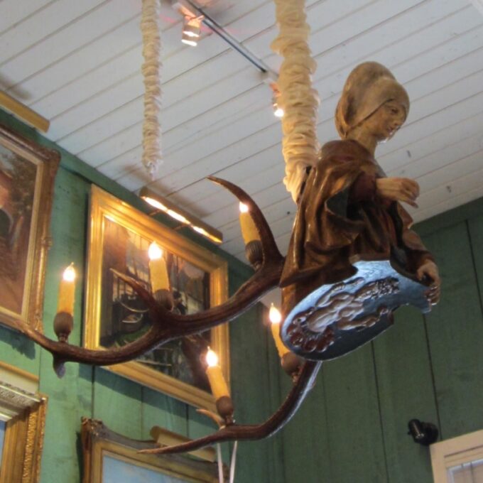 Late 19th Century Luesterweibchen