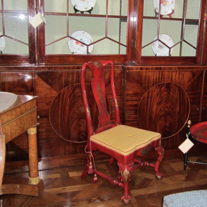 Set Of Six Iberian Red And Gilt Japanned Side chairs - Image 4